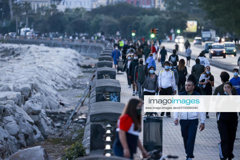 Naples 27-04-2020 Coronavirus emergency (COVID-19) first day of walking and jogging for the Neapolitans as ordered by the President of the Campania Region Vincenzo De Luca, in the photo the Lungomare invaded by people (Newfotosud Alessandro Garofalo) (Napolipress Alessandro Garofalo Fotogramma, Naples - 2020-04-27) p.s. la foto e utilizzabile nel rispetto del contesto in cui e stata scattata, e senza intento diffamatorio del decoro delle persone rappresentate