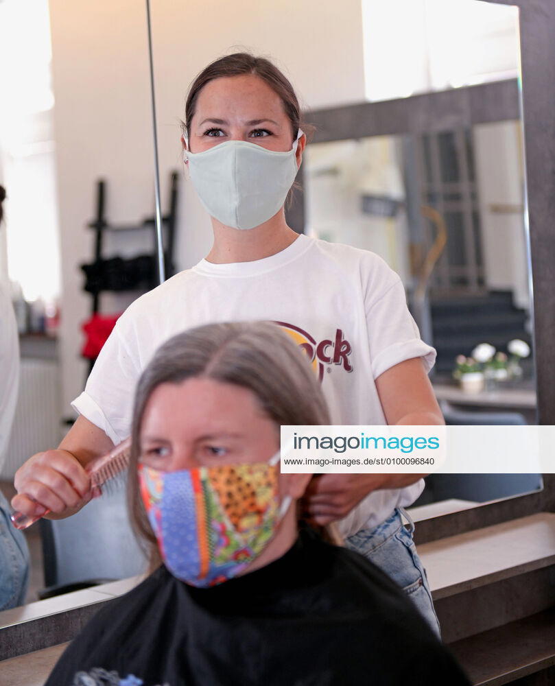 Preview Further easing measures in Bavaria, due to the Corona Virus Pandemic, from 4 May hairdressing shops will be allowed to resume their work and serve customers, albeit with compulsory masks Here hairdresser Sabrina König from Bad Wörishofen with a customer Presented scene, modelreleased 28 04 2020, hairdressers and Corona Virus 28 04 2020, hairdressers and Corona Virus