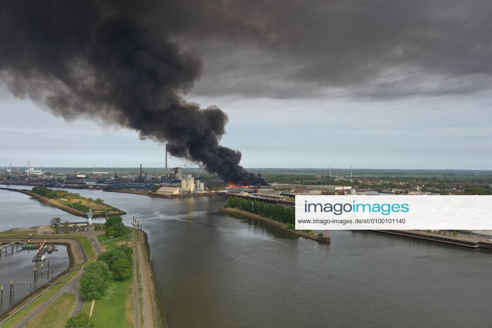 News Current events Major fire in Bremen Industrial port Aerial view of Bremen Industrial port Aerial view of Bremen Industrial port in which a major fire broke out in the morning The warehouse of a timber trade is on fire The cloud of smoke is still visible 35 kilometres away Smoke cloud, overseas city, fire, bremen, industrial port, major fire, fire brigade, fire, fire, emergency call, 112, rescue service, police