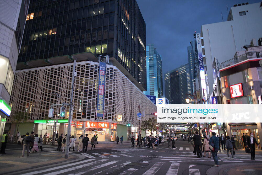 Commuters wearing face mask head back home after work in Tokyo s financial district amid concerns of the COVID-19 coronavirus outbreak on Tuesday, April 28, 2020. Japanese Prime Minister Shinzo Abe declared a nationwide State of Emergency last week urging people to stay home to prevent the spread of the coronavirus throughout the country. (Photo: Richard Atrero de Guzman AFLO) (125786470)