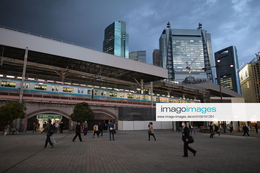 Commuters which is less than normal head back home after work in Tokyo s financial district amid concerns of the COVID-19 coronavirus outbreak on Tuesday, April 28, 2020. Japanese Prime Minister Shinzo Abe declared a nationwide State of Emergency last week urging people to stay home to prevent the spread of the coronavirus throughout the country. (Photo: Richard Atrero de Guzman AFLO) (125786471)