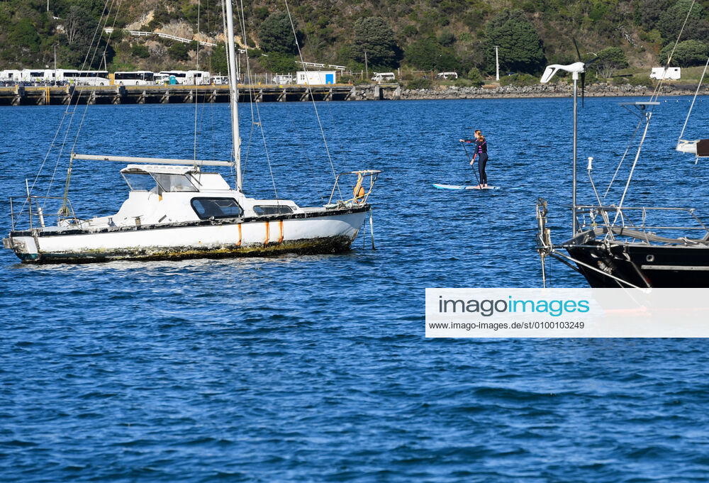 (200428) -- WELLINGTON, April 28, 2020 -- A girl paddles on the sea in Wellington, New Zealand, April 28, 2020. New Zealand moved from Alert Level 4 to Alert Level 3 on Tuesday and will stay for at least two weeks at Level 3 before a further review and Alert Level decision on May 11. ) NEW ZEALAND-WELLINGTON-COVID-19-ALERT LEVEL GuoxLei