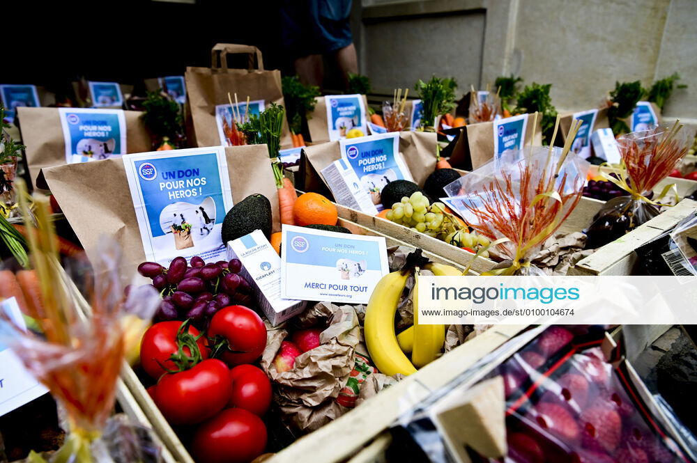 L association Sauveteurs Sans Frontieres (SSF) dirigee par Gerard Deray , confectionne et distribue a domicile ou sur leur lieu de travail des paniers de Fruits et Legumes a destination du Personnel Hospitalier - aide soignant et Medecin NEWS : COVID19 - Paris - 28 04 2020 JBAutissier Panoramic