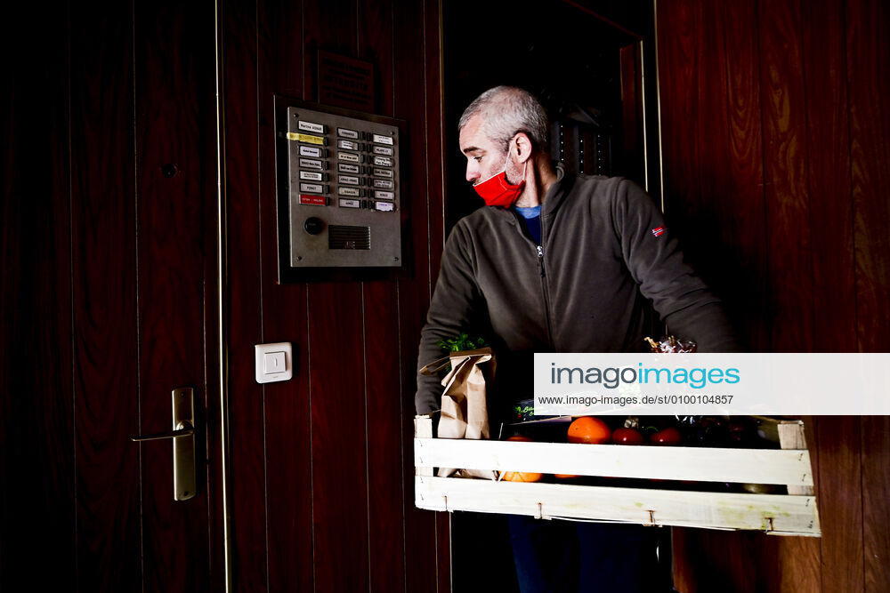 L association Sauveteurs Sans Frontieres (SSF) dirigee par Gerard Deray , confectionne et distribue a domicile ou sur leur lieu de travail des paniers de Fruits et Legumes a destination du Personnel Hospitalier - aide soignant et Medecin NEWS : COVID19 - Paris - 28 04 2020 JBAutissier Panoramic