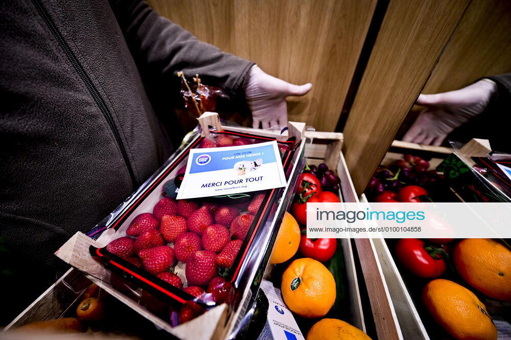 L association Sauveteurs Sans Frontieres (SSF) dirigee par Gerard Deray , confectionne et distribue a domicile ou sur leur lieu de travail des paniers de Fruits et Legumes a destination du Personnel Hospitalier - aide soignant et Medecin NEWS : COVID19 - Paris - 28 04 2020 JBAutissier Panoramic