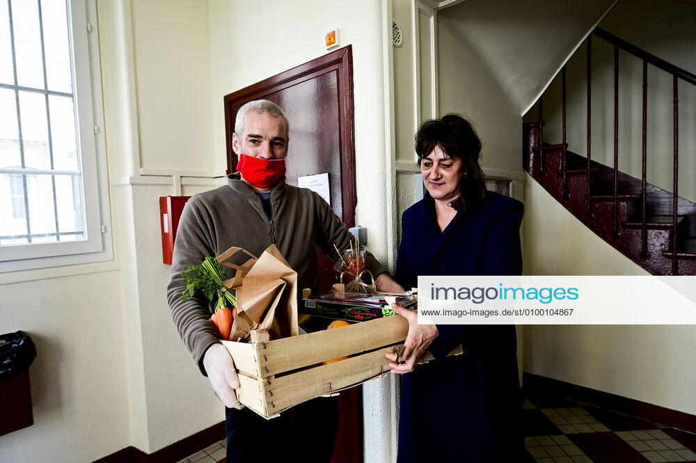 L association Sauveteurs Sans Frontieres (SSF) dirigee par Gerard Deray , confectionne et distribue a domicile ou sur leur lieu de travail des paniers de Fruits et Legumes a destination du Personnel Hospitalier - aide soignant et Medecin NEWS : COVID19 - Paris - 28 04 2020 JBAutissier Panoramic