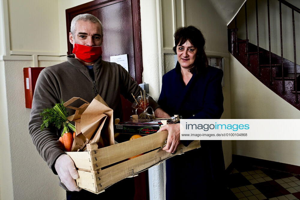 L association Sauveteurs Sans Frontieres (SSF) dirigee par Gerard Deray , confectionne et distribue a domicile ou sur leur lieu de travail des paniers de Fruits et Legumes a destination du Personnel Hospitalier - aide soignant et Medecin NEWS : COVID19 - Paris - 28 04 2020 JBAutissier Panoramic
