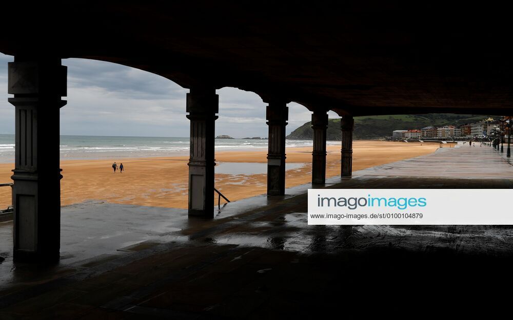 Two people walk at Zarautz beach, Basque Country, Spain, 28 April 2020. Spain is on its seventh week of lockdown ordered by the Government in an attempt to flatten the coronavirus curve. Coronavirus in Spain !ACHTUNG: NUR REDAKTIONELLE NUTZUNG!