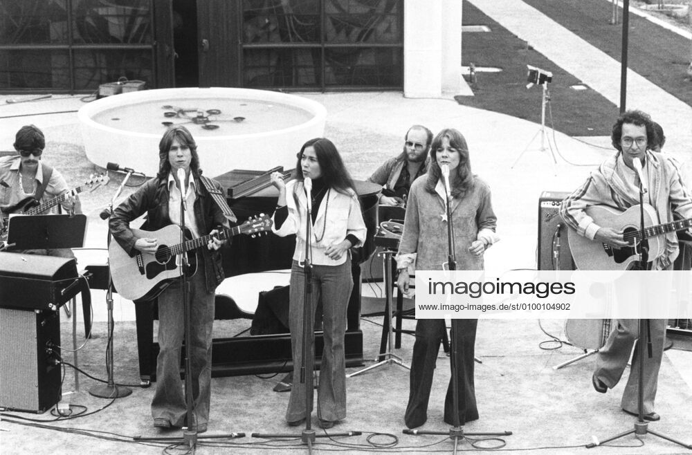 THE STARLAND VOCAL BAND SHOW, foreground from left: Jon Carroll, Margot Chapman, Taffy Danoff, Bill Danoff, 1977. Courtesy Everett Collection !ACHTUNG AUFNAHMEDATUM GESCHÄTZT! PUBLICATIONXNOTxINxCANxCHNxFRAxITAxJPNxNORxPOLxRUSxESPxUKxUSA