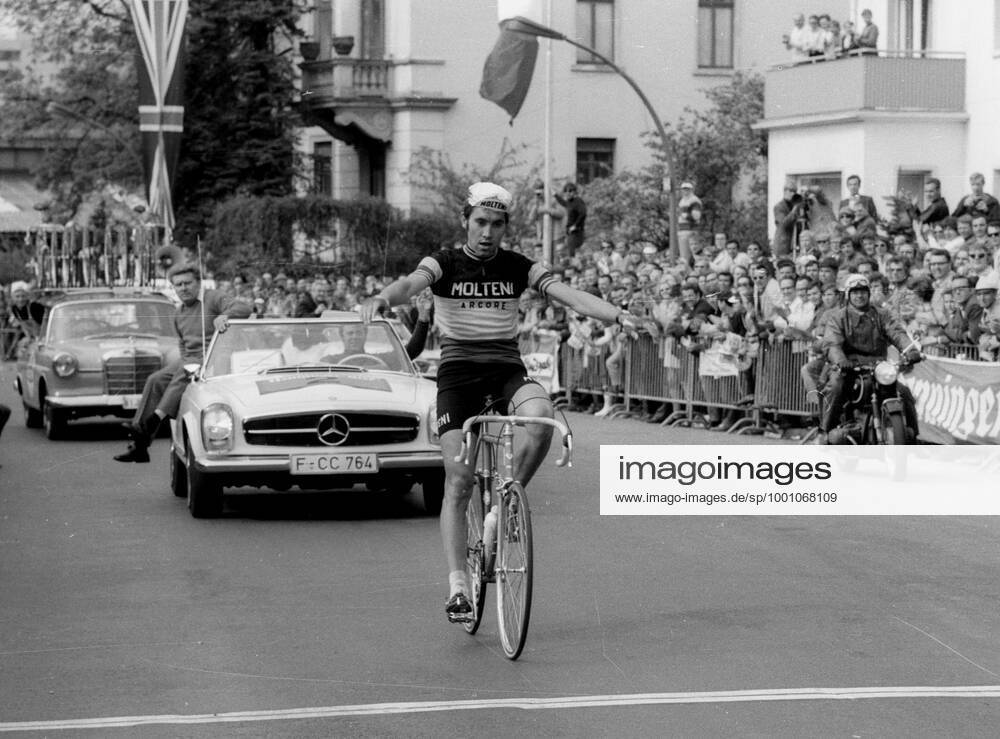 Cycling race around the Henninger Tower 1971 Eddy Merckx Belgium at the finish 01 05 1971 HM