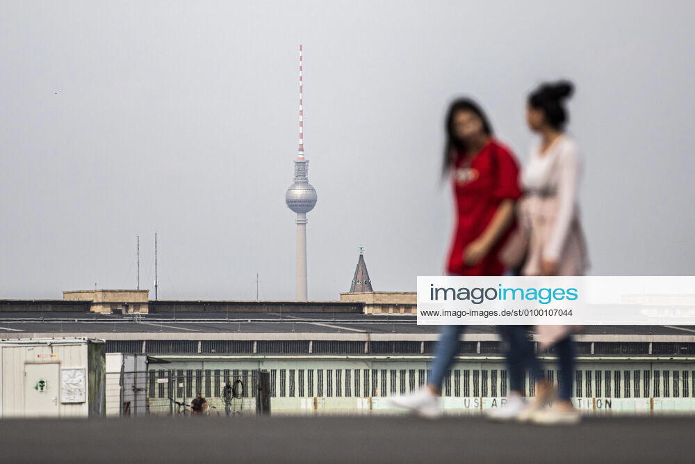 Persons stand out on the Tempelhofer Feld in front of the Berlin TV tower in Berlin, 28 04 2020 Due to the corona crisis there are contact restrictions for every private person Berlin Germany
