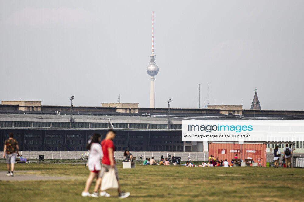 Persons stand out on the Tempelhofer Feld in front of the Berlin TV tower in Berlin, 28 04 2020 Due to the corona crisis there are contact restrictions for every private person Berlin Germany
