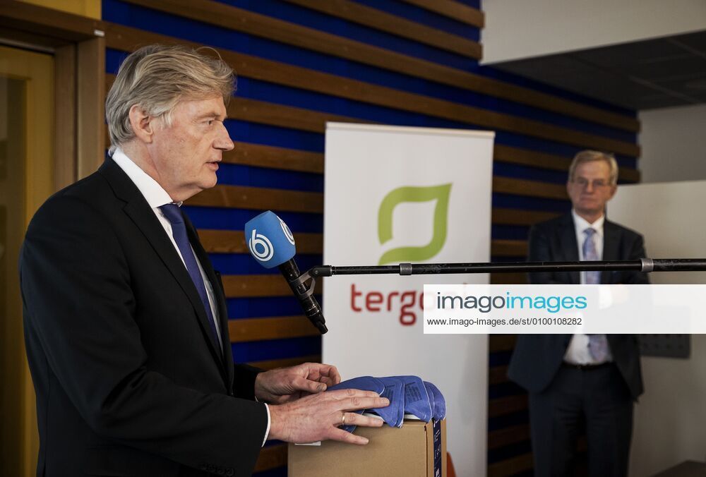 2020-04-28 16:36:49 HILVERSUM - Minister voor Medische Zorg Martin van Rijn bij de aftrap in het Tergooi ziekenhuis van de Nederlandse productie van mondkapjes. DSM en Auping gaan 1 tot 1,5 miljoen mondkapjes per week produceren. ANP ROBIN VAN LONKHUIJSEN