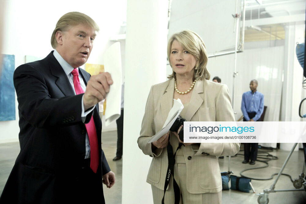 THE APPRENTICE: MARTHA STEWART, Donald Trump, Martha Stewart, Promo Shoot , (Season 1), 2005, photo: Virginia Sherwood NBC Courtesy: Everett Collection NBC Courtesy Everett Collection !ACHTUNG AUFNAHMEDATUM GESCHÄTZT! PUBLICATIONXNOTxINxCANxCHNxFRAxITAxJPNxNORxPOLxRUSxESPxUKxUSA
