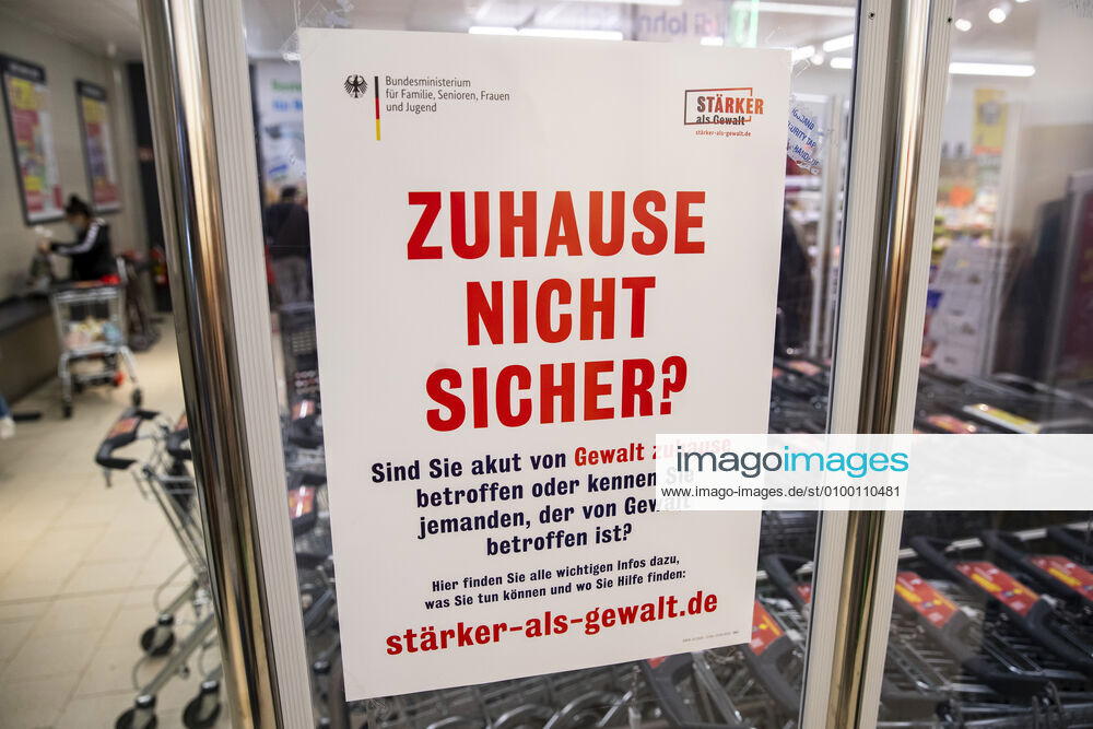 Campaign of the Ministry of Family Affairs against domestic violence in Berlin on April 28, 2020 Since yesterday, it is mandatory to wear nose and mouth protection on trains, trams and buses Starting tomorrow, this obligation will also apply to the retail trade Coronavirus in Berlin