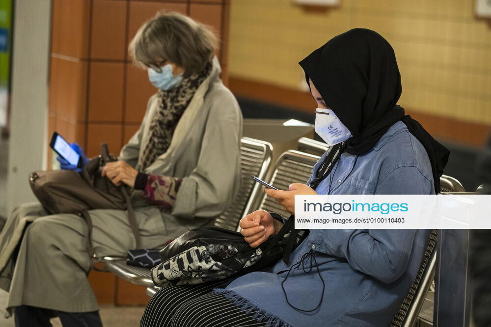 Passengers wearing a face mask on public transport in Berlin on 28 April 2020 Since yesterday, it is mandatory to wear a protection for nose and mouth on trains, trams and buses Starting tomorrow, the obligation also applies to the retail trade Coronavirus in Berlin