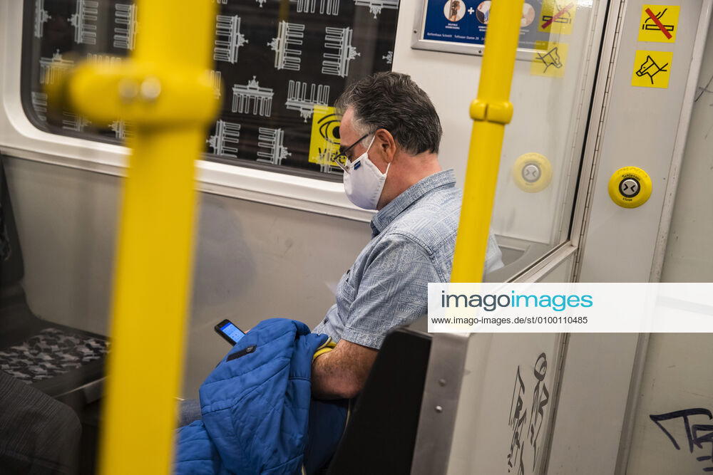 Passengers wearing a face mask on public transport in Berlin on 28 April 2020 Since yesterday, it is mandatory to wear a protection for nose and mouth on trains, trams and buses Starting tomorrow, the obligation also applies to the retail trade Coronavirus in Berlin
