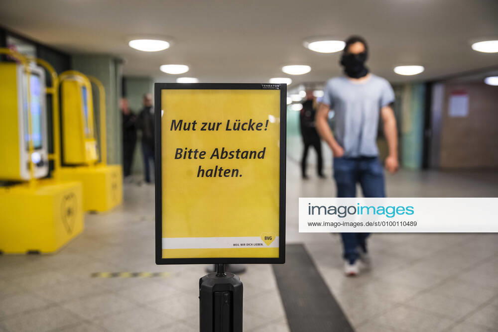 Passengers wearing a face mask on public transport in Berlin on 28 April 2020 Since yesterday, it is mandatory to wear a protection for nose and mouth on trains, trams and buses Starting tomorrow, the obligation also applies to the retail trade Coronavirus in Berlin