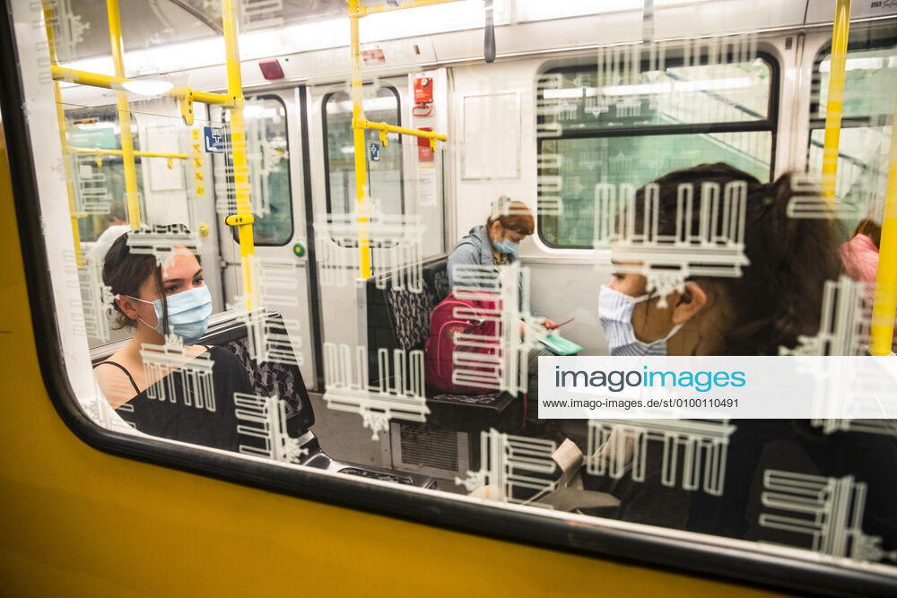 Passengers wearing a face mask on public transport in Berlin on 28 April 2020 Since yesterday, it is mandatory to wear a protection for nose and mouth on trains, trams and buses Starting tomorrow, the obligation also applies to the retail trade Coronavirus in Berlin