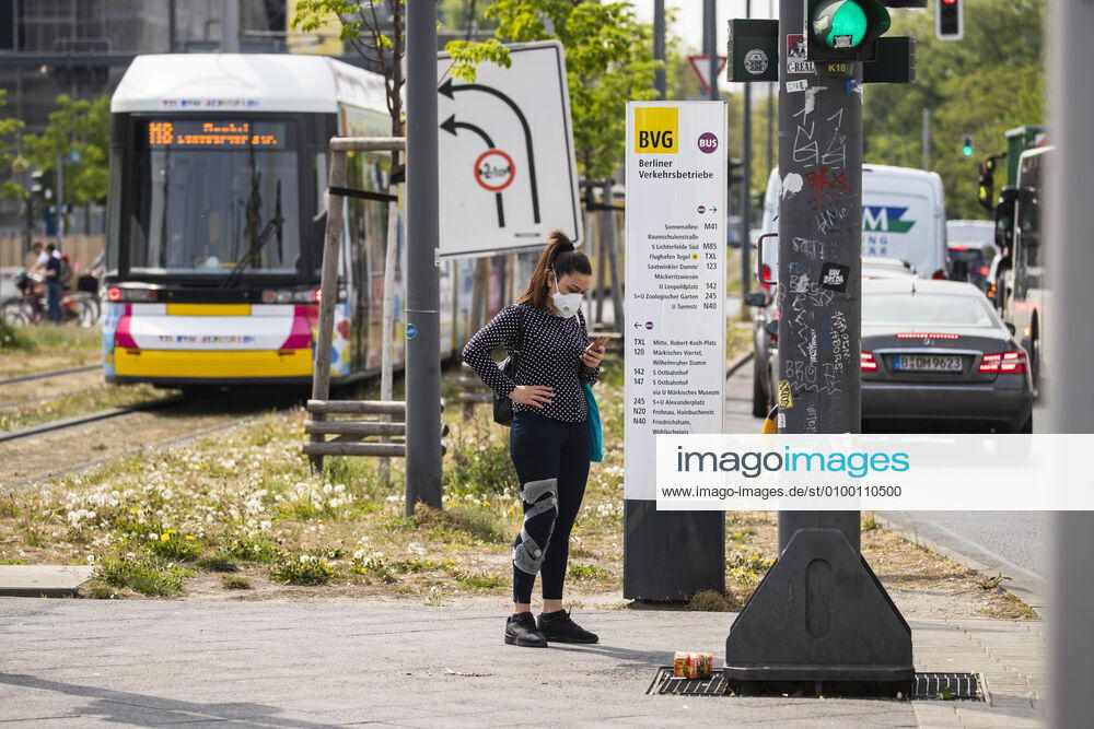 Passengers wearing a face mask on public transport in Berlin on 28 April 2020 Since yesterday, it is mandatory to wear a protection for nose and mouth on trains, trams and buses Starting tomorrow, the obligation also applies to the retail trade Coronavirus in Berlin