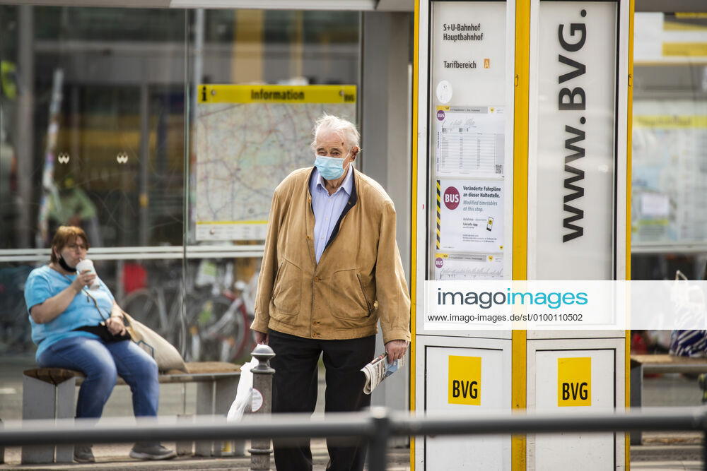Passengers wearing a face mask on public transport in Berlin on 28 April 2020 Since yesterday, it is mandatory to wear a protection for nose and mouth on trains, trams and buses Starting tomorrow, the obligation also applies to the retail trade Coronavirus in Berlin