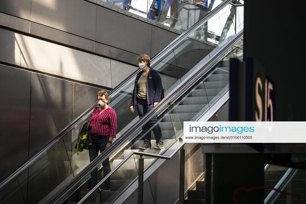 Passengers wearing a face mask on public transport in Berlin on 28 April 2020 Since yesterday, it is mandatory to wear a protection for nose and mouth on trains, trams and buses Starting tomorrow, the obligation also applies to the retail trade Coronavirus in Berlin