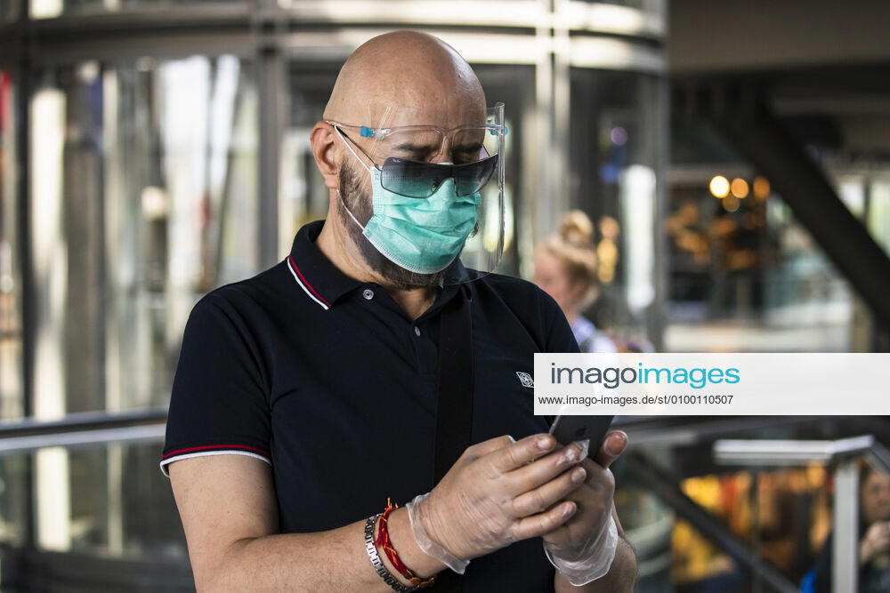Oscar with a face mask and eye protection at the central station in Berlin on April 28, 2020 Since yesterday, it is mandatory to wear nose and mouth protection on trains, trams and buses Starting tomorrow, it will also be mandatory for retailers Coronavirus in Berlin