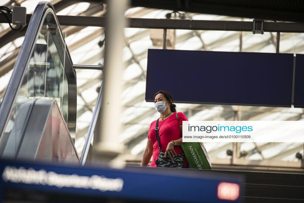Passengers wearing a face mask on public transport in Berlin on 28 April 2020 Since yesterday, it is mandatory to wear a protection for nose and mouth on trains, trams and buses Starting tomorrow, the obligation also applies to the retail trade Coronavirus in Berlin