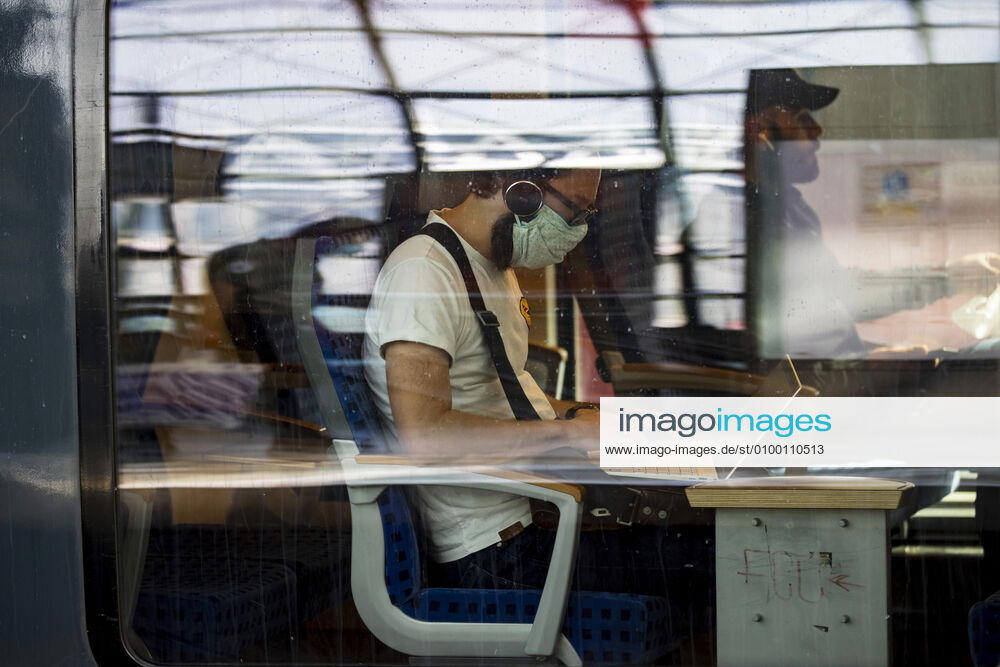 Passengers wearing a face mask on public transport in Berlin on 28 April 2020 Since yesterday, it is mandatory to wear a protection for nose and mouth on trains, trams and buses Starting tomorrow, the obligation also applies to the retail trade Coronavirus in Berlin
