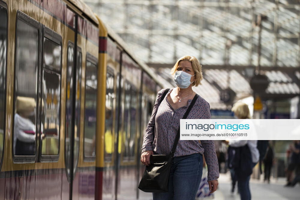 Passengers wearing a face mask on public transport in Berlin on 28 April 2020 Since yesterday, it is mandatory to wear a protection for nose and mouth on trains, trams and buses Starting tomorrow, the obligation also applies to the retail trade Coronavirus in Berlin