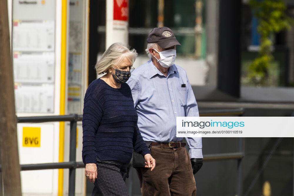 Passengers wearing a face mask on public transport in Berlin on 28 April 2020 Since yesterday, it is mandatory to wear a protection for nose and mouth on trains, trams and buses Starting tomorrow, the obligation also applies to the retail trade Coronavirus in Berlin