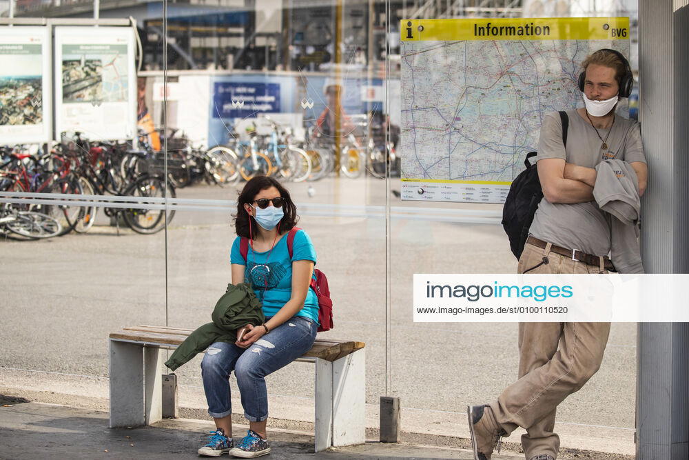 Passengers wearing a face mask on public transport in Berlin on 28 April 2020 Since yesterday, it is mandatory to wear a protection for nose and mouth on trains, trams and buses Starting tomorrow, the obligation also applies to the retail trade Coronavirus in Berlin