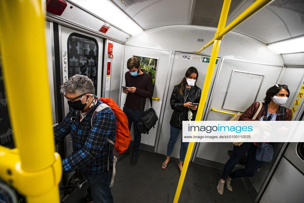 Passengers wearing a face mask on public transport in Berlin on 28 April 2020 Since yesterday, it is mandatory to wear a protection for nose and mouth on trains, trams and buses Starting tomorrow, the obligation also applies to the retail trade Coronavirus in Berlin