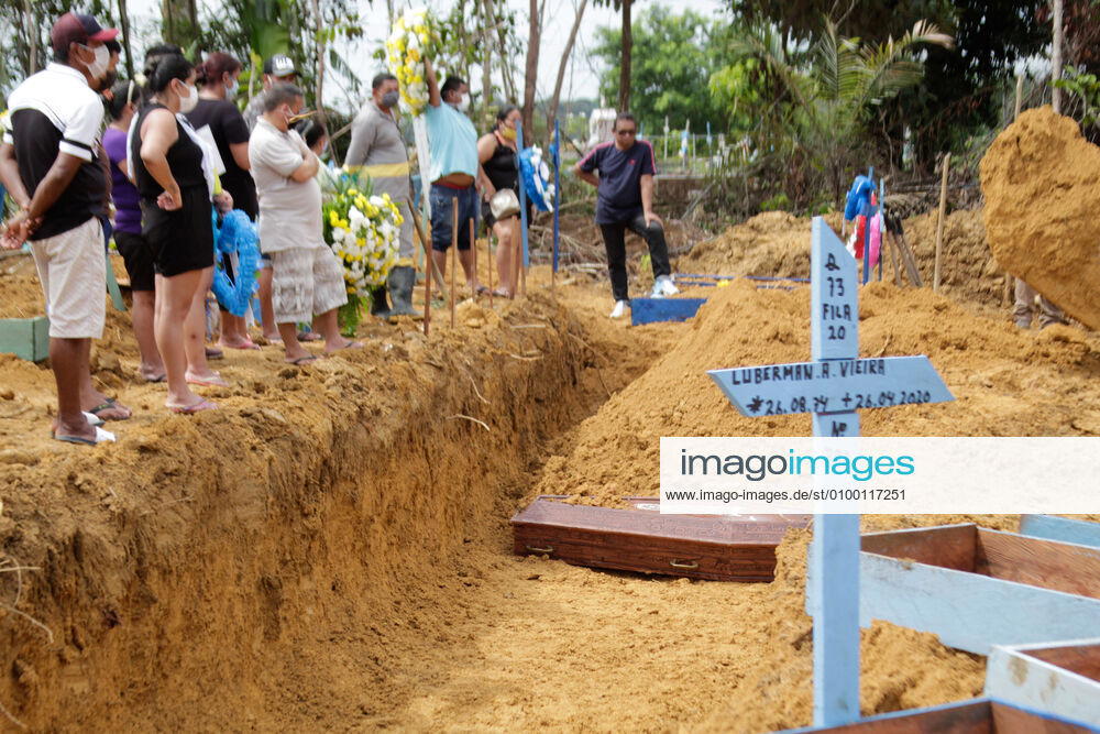 MANAUS, AM - 28.04.2020: MOVIMENTAÇÃO NO CEMITÉRIO PARQUE MANAUS - Movement in the Parque de Manaus cemetery, this Wednesday morning (28), in the Tarumã neighborhood, west of the city of Manaus. In the photo, family members accompany the burial of their relatives. x1907975x SandroxPereira