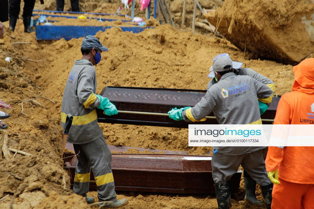 MANAUS, AM - 28.04.2020: MOVIMENTAÇÃO NO CEMITÉRIO PARQUE MANAUS - Movement in the Parque de Manaus cemetery, this Wednesday morning (28), in the Tarumã neighborhood, west of the city of Manaus. In the photo, gravediggers put a coffin inside a ditch. x1907979x SandroxPereira