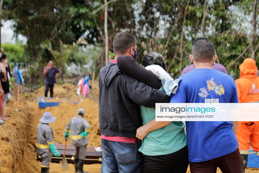 MANAUS, AM - 28.04.2020: MOVIMENTAÇÃO NO CEMITÉRIO PARQUE MANAUS - Movement in the Parque de Manaus cemetery, this Wednesday morning (28), in the Tarumã neighborhood, west of the city of Manaus. In the photo, family members accompany the burial of their relatives. x1907981x SandroxPereira