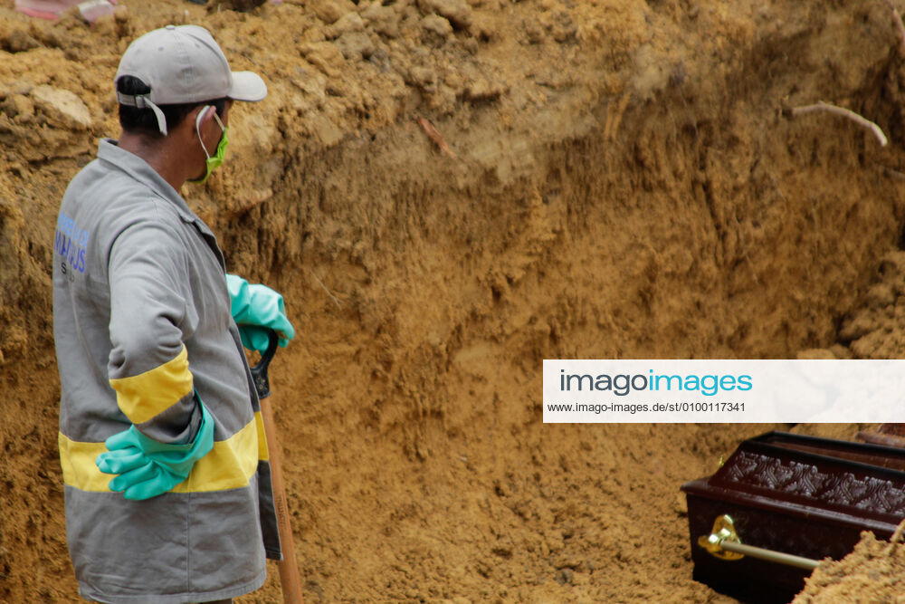 MANAUS, AM - 28.04.2020: MOVIMENTAÇÃO NO CEMITÉRIO PARQUE MANAUS - Movement in the Parque de Manaus cemetery, this Wednesday morning (28), in the Tarumã neighborhood, west of the city of Manaus. In the photo, gravedigger looks at a coffin in a ditch. x1907983x SandroxPereira