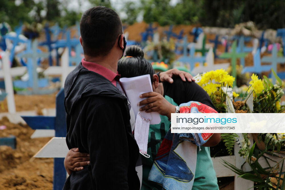 MANAUS, AM - 28.04.2020: MOVIMENTAÇÃO NO CEMITÉRIO PARQUE MANAUS - Movement in the Parque de Manaus cemetery, this Wednesday morning (28), in the Tarumã neighborhood, west of the city of Manaus. In the photo, family members cry when accompanying the burial of their relatives. x1907986x SandroxPereira