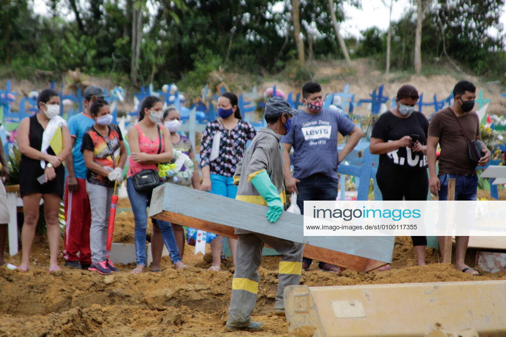 MANAUS, AM - 28.04.2020: MOVIMENTAÇÃO NO CEMITÉRIO PARQUE MANAUS - Movement in the Parque de Manaus cemetery, this Wednesday morning (28), in the Tarumã neighborhood, west of the city of Manaus. x1907992x SandroxPereira