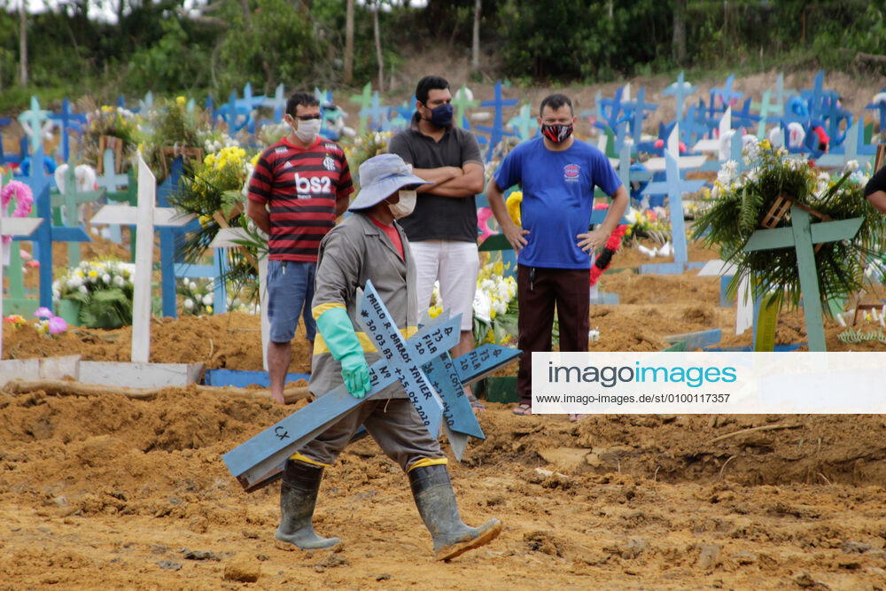MANAUS, AM - 28.04.2020: MOVIMENTAÇÃO NO CEMITÉRIO PARQUE MANAUS - Movement in the Parque de Manaus cemetery, this Wednesday morning (28), in the Tarumã neighborhood, west of the city of Manaus. x1907993x SandroxPereira