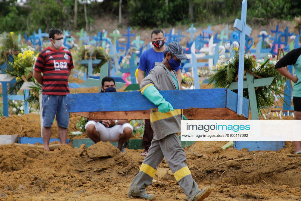 MANAUS, AM - 28.04.2020: MOVIMENTAÇÃO NO CEMITÉRIO PARQUE MANAUS - Movement in the Parque de Manaus cemetery, this Wednesday morning (28), in the Tarumã neighborhood, west of the city of Manaus. x1907994x SandroxPereira