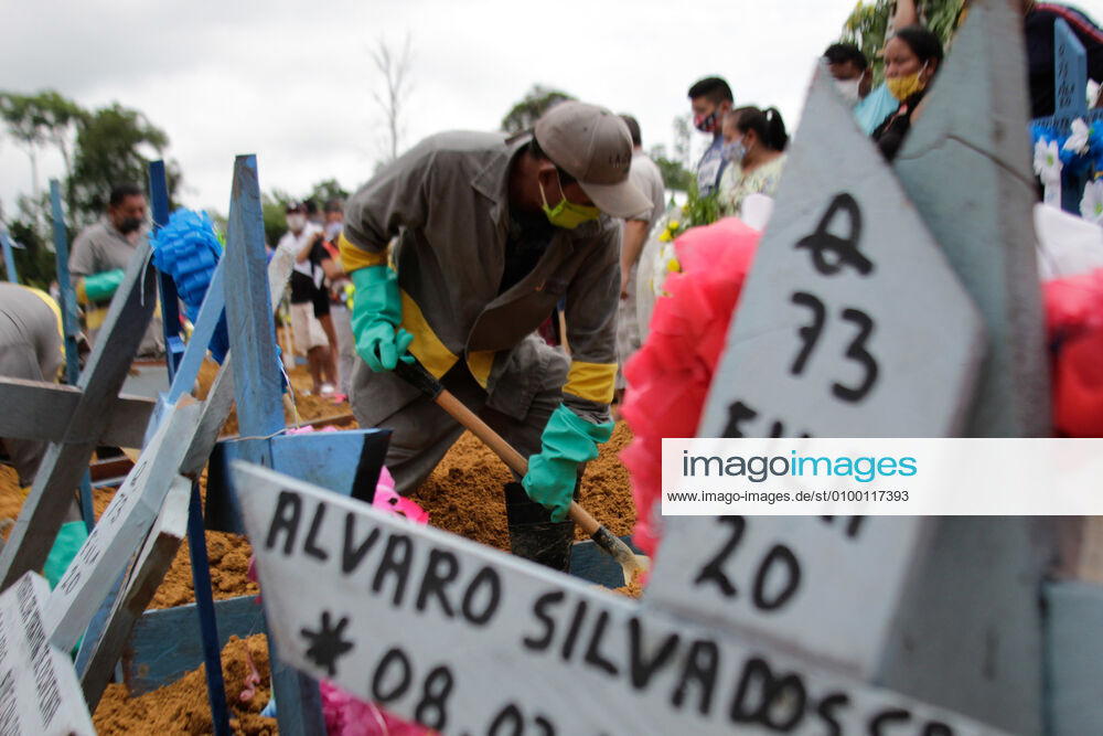 MANAUS, AM - 28.04.2020: MOVIMENTAÇÃO NO CEMITÉRIO PARQUE MANAUS - Movement in the Parque de Manaus cemetery, this Wednesday morning (28), in the Tarumã neighborhood, west of the city of Manaus. x1907995x SandroxPereira