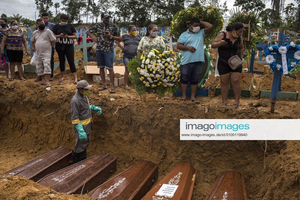 Gravediggers work in a collective burial in the Nossa Senhora Aparecida cemetery while family members mourn their loved ones, in the city of Manaus, Amazonas state, Brazil, 28 April 2020. The number of burials per day in the capital of Amazonas does not drop below 120 people due to the COVID-19 pandemic, which has led the local government to order the opening of mass graves. The city s funeral system is at risk as coffins have begun to become scarce. EFE Raphael Alves Mass burials do not cease in the Brazilian state of Amazonas !ACHTUNG: NUR REDAKTIONELLE NUTZUNG!