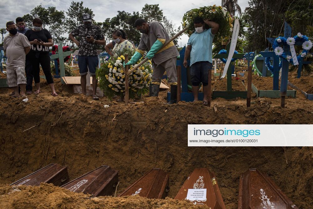 Gravediggers work in a collective burial in the Nossa Senhora Aparecida cemetery while family members mourn their loved ones, in the city of Manaus, Amazonas state, Brazil, 28 April 2020. The number of burials per day in the capital of Amazonas does not drop below 120 people due to the COVID-19 pandemic, which has led the local government to order the opening of mass graves. The city s funeral system is at risk as coffins have begun to become scarce. EFE Raphael Alves Mass burials do not cease in the Brazilian state of Amazonas !ACHTUNG: NUR REDAKTIONELLE NUTZUNG!