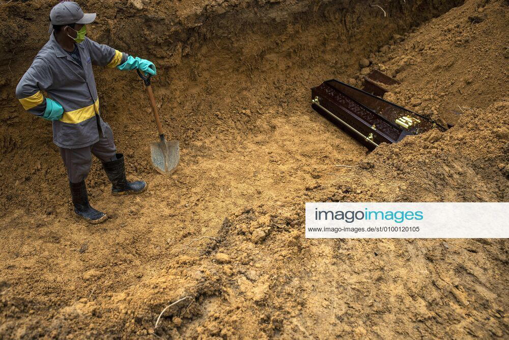 Gravediggers work in a collective burial in the Nossa Senhora Aparecida cemetery, in the city of Manaus, Amazonas state, Brazil, 28 April 2020. The number of burials per day in the capital of Amazonas does not drop below 120 people due to the COVID-19 pandemic, which has led the local government to order the opening of mass graves. The city s funeral system is at risk as coffins have begun to become scarce. EFE Raphael Alves Mass burials do not cease in the Brazilian state of Amazonas !ACHTUNG: NUR REDAKTIONELLE NUTZUNG!