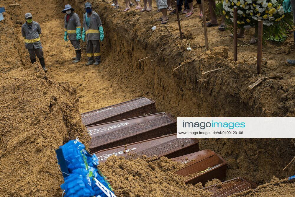 Gravediggers work in a collective burial in the Nossa Senhora Aparecida cemetery, in the city of Manaus, Amazonas state, Brazil, 28 April 2020. The number of burials per day in the capital of Amazonas does not drop below 120 people due to the COVID-19 pandemic, which has led the local government to order the opening of mass graves. The city s funeral system is at risk as coffins have begun to become scarce. EFE Raphael Alves Mass burials do not cease in the Brazilian state of Amazonas !ACHTUNG: NUR REDAKTIONELLE NUTZUNG!