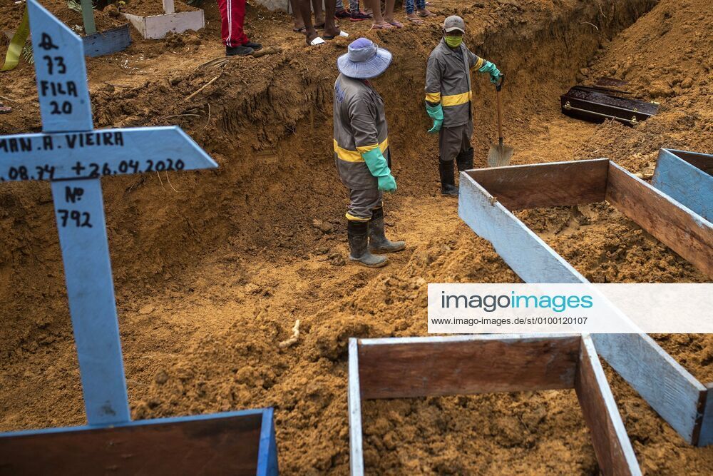 Gravediggers work in a collective burial in the Nossa Senhora Aparecida cemetery, in the city of Manaus, Amazonas state, Brazil, 28 April 2020. The number of burials per day in the capital of Amazonas does not drop below 120 people due to the COVID-19 pandemic, which has led the local government to order the opening of mass graves. The city s funeral system is at risk as coffins have begun to become scarce. EFE Raphael Alves Mass burials do not cease in the Brazilian state of Amazonas !ACHTUNG: NUR REDAKTIONELLE NUTZUNG!