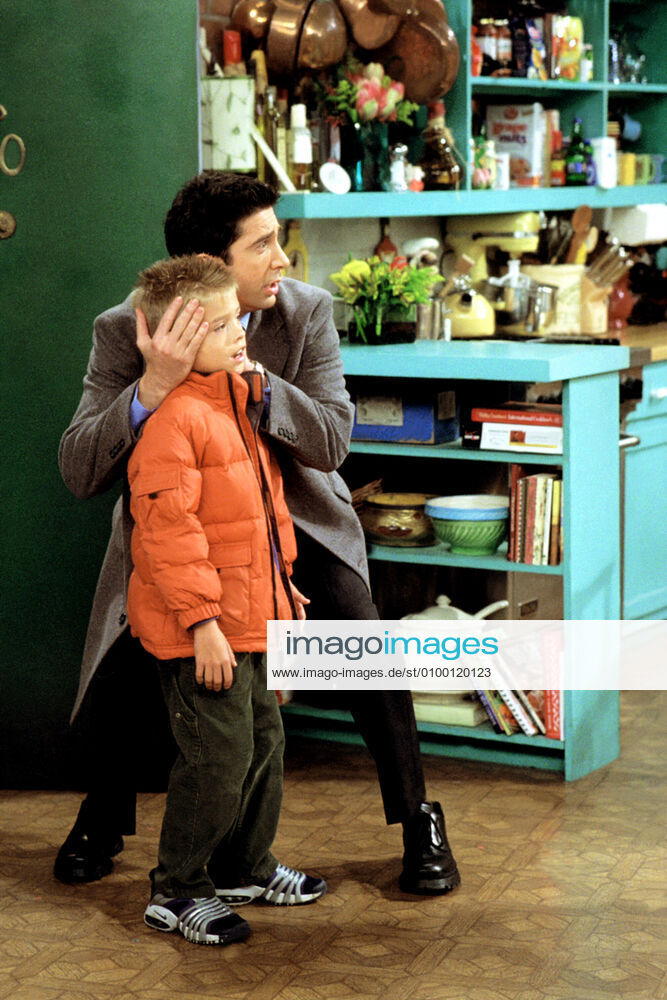 FRIENDS, Cole Sprouse, David Schwimmer, The One Where Joey Dates Rachel , (Season 8, epis. 812, aired 01 12 2002), 1994-2004, Warner Bros. Courtesy: Everett Collection Warner Bros Courtesy Everett Collection !ACHTUNG AUFNAHMEDATUM GESCHÃ„TZT! PUBLICATIONXNOTxINxCANxCHNxFRAxITAxJPNxNORxPOLxRUSxESPxUKxUSA