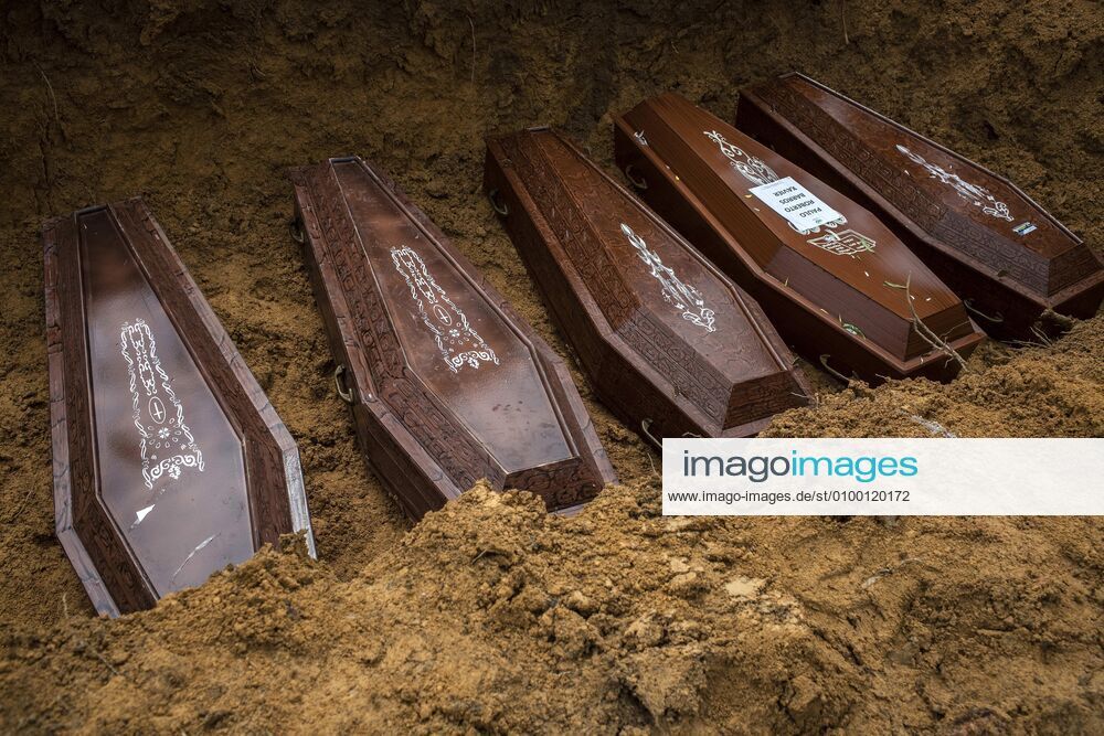 View of several coffins during a collective burial in the Nossa Senhora Aparecida cemetery, in the city of Manaus, Amazonas state, Brazil, 28 April 2020. The number of burials per day in the capital of Amazonas does not drop below 120 people due to the COVID-19 pandemic, which has led the local government to order the opening of mass graves. The city s funeral system is at risk as coffins have begun to become scarce. EFE Raphael Alves Mass burials do not cease in the Brazilian state of Amazonas !ACHTUNG: NUR REDAKTIONELLE NUTZUNG!