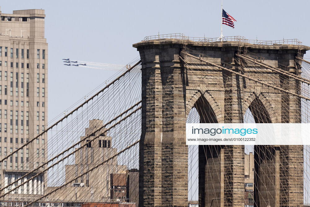 New York, NY, U.S: April 28, 2020 - New York, NY, United States: U.S. Navy Blue Angels flying over New York City. New York U.S. - ZUMAb161 20200428_zap_b161_001